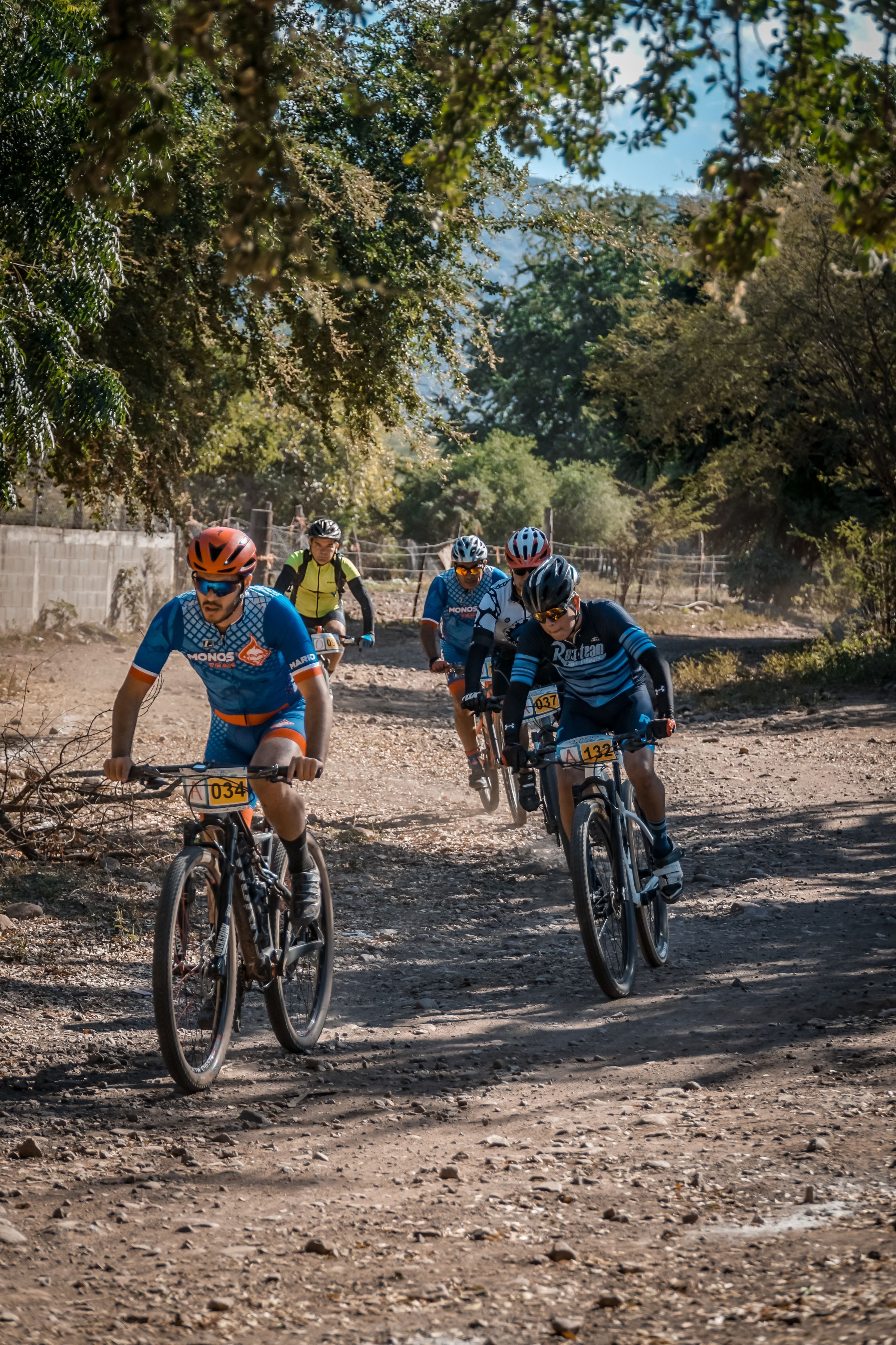 Competidores de ciclismo de montaña en un sendero