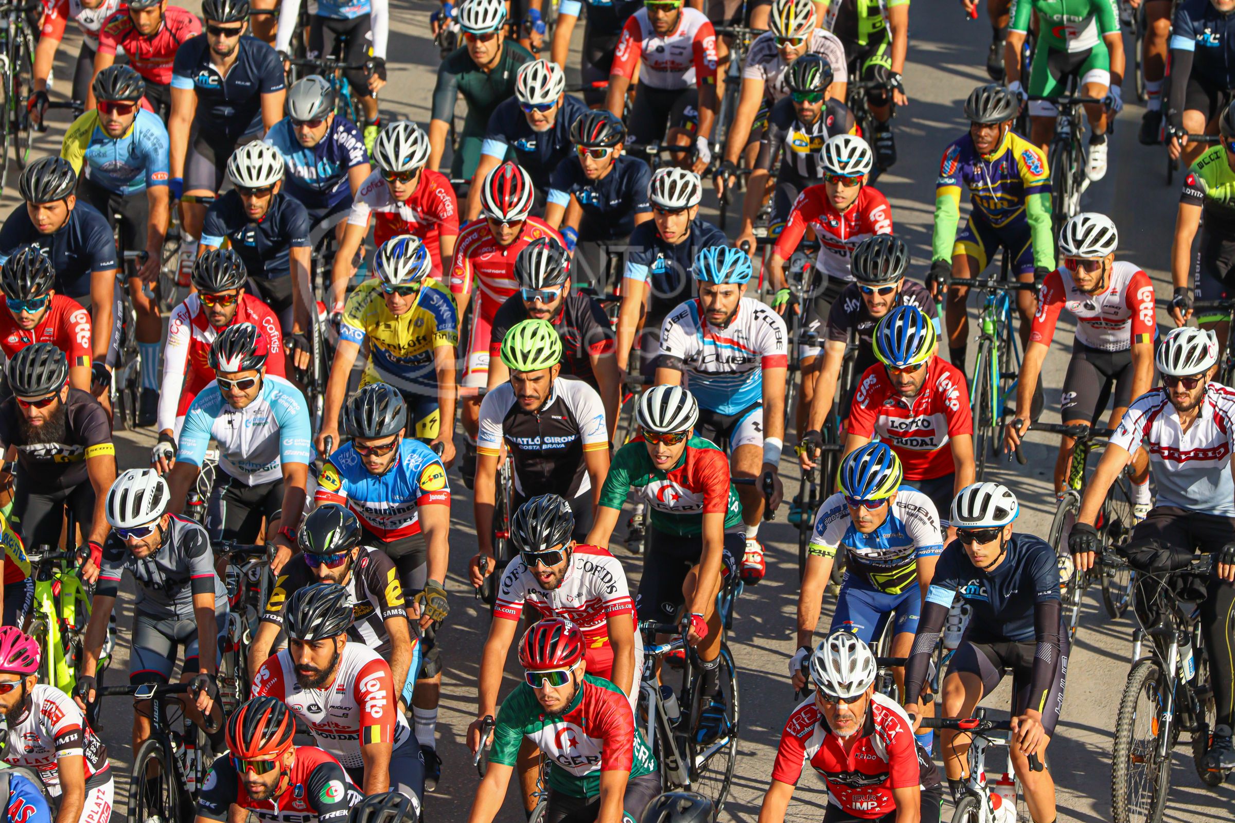 Pelotón de ciclistas avanzando durante una competencia